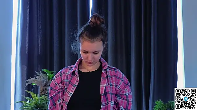 Snapshot of FoxFever chatting on 11/04/25, 07:01 FoxFever online show from 11/04/25, 07:01