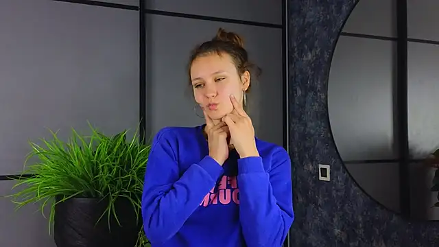 Snapshot of FoxFever chatting on 11/05/25, 07:00 FoxFever online show from 11/05/25, 07:00