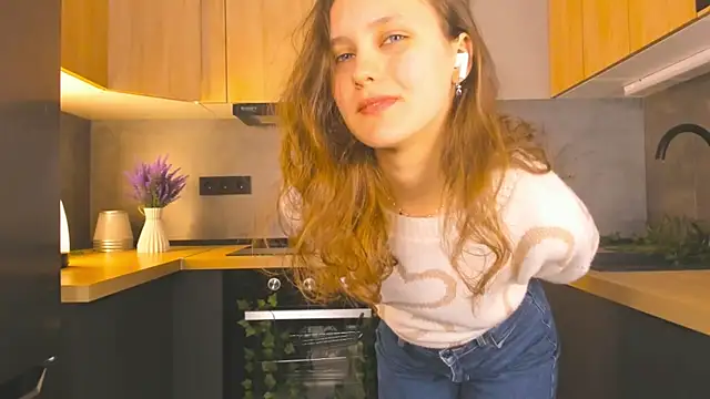 Snapshot of FoxFever chatting on 12/04/25, 06:45 FoxFever online show from 12/04/25, 06:45