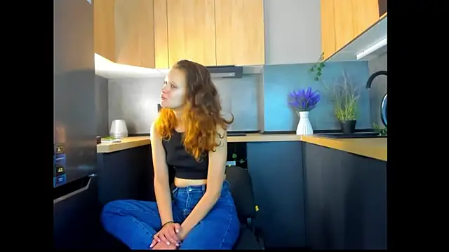 Snapshot of FoxFever chatting on 11/25/25, 07:30 FoxFever online show from 11/25/25, 07:30