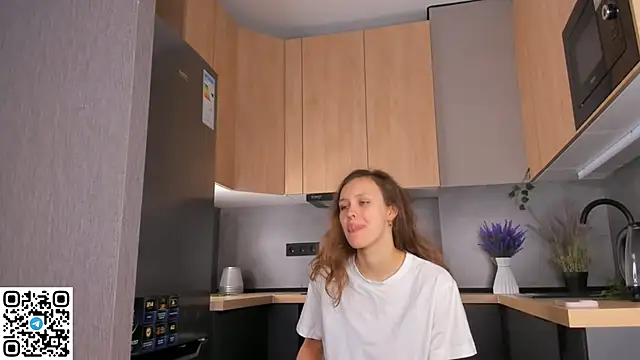 Snapshot of FoxFever chatting on 11/24/25, 07:19 FoxFever online show from 11/24/25, 07:19