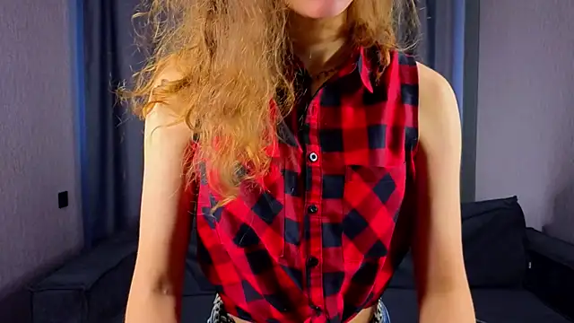 Snapshot of FoxFever chatting on 11/17/25, 07:01 FoxFever online show from 11/17/25, 07:01