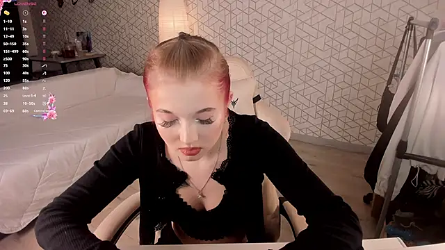 NayaValen online show from 12/16/25, 03:44