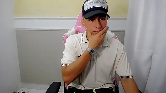Snapshot of Danny_dry chatting on 10/21/25, 01:21 Danny dry online show from 10/21/25, 01:21