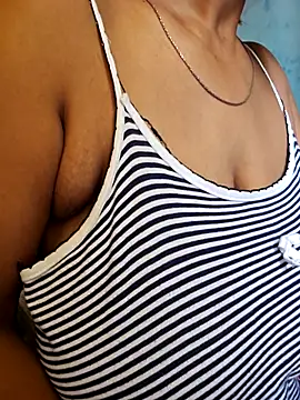 Snapshot of Desi_Maya69 chatting on 06/25/26, 05:12 Desi Maya69 online show from 06/25/26, 05:12