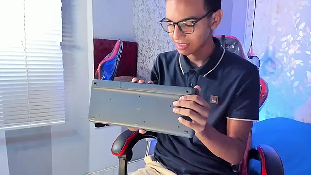 Snapshot of velkanX chatting on 10/29/25, 09:47 velkanX online show from 10/29/25, 09:47