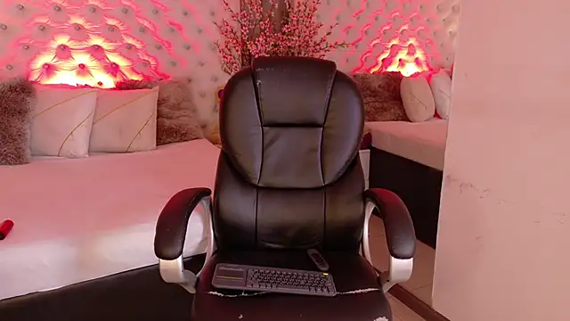 KathiaLuxe online show from 12/05/25, 02:48