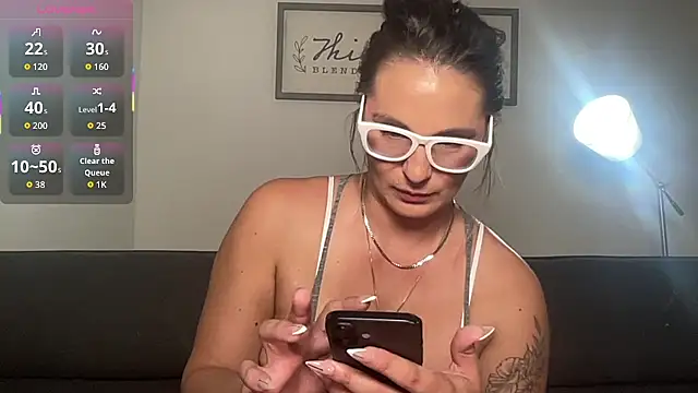 Snapshot of Mandyrheaa chatting on 11/25/25, 02:23 Mandyrheaa online show from 11/25/25, 02:23