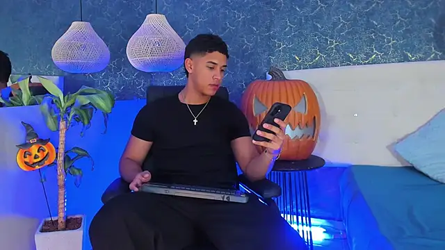 Snapshot of Zayne_cross chatting on 10/18/25, 05:31 Zayne cross online show from 10/18/25, 05:31