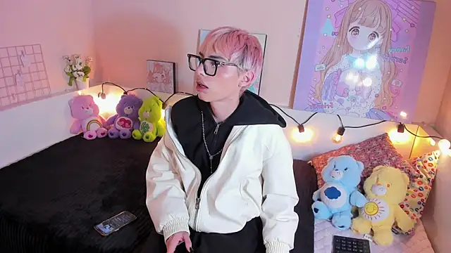 Strawberry Kitty  online show from 11/13/25, 10:46