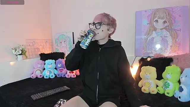 Strawberry Kitty  online show from 12/19/25, 04:27