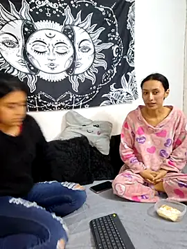 Snapshot of emily_n_abby chatting on 07/02/26, 02:01 emily n abby online show from 07/02/26, 02:01