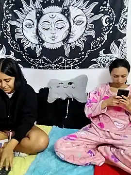 Snapshot of emily_n_abby chatting on 06/18/26, 05:18 emily n abby online show from 06/18/26, 05:18