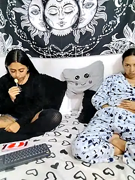Snapshot of emily_n_abby chatting on 05/19/26, 01:40 emily n abby online show from 05/19/26, 01:40