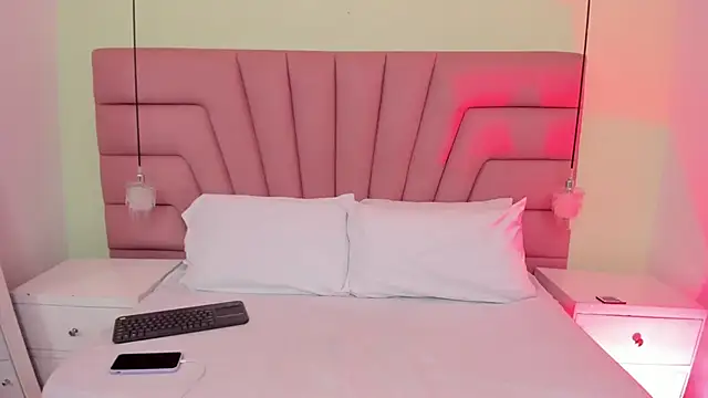 Coral Jhones online show from 12/17/25, 08:36