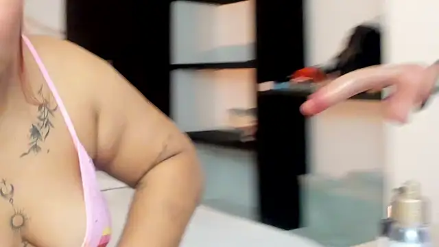 Halleyrosse online show from 10/28/25, 08:19