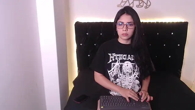 Snapshot of evelyn_kitty_ chatting on 11/04/25, 12:58 evelyn kitty  online show from 11/04/25, 12:58