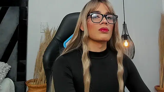 Amelia Brixton online show from 12/15/25, 03:23