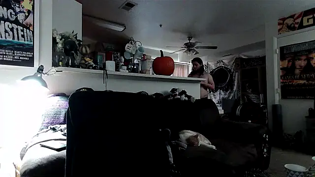 biggerisbetter12 online show from 11/18/25, 04:32