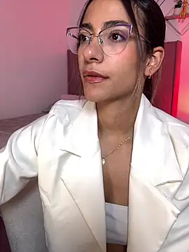 Snapshot of elegant__rouse chatting on 05/28/26, 09:54 elegant rouse online show from 05/28/26, 09:54