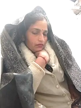 Snapshot of Pooja_shre chatting on 11/23/25, 03:27 Pooja shre online show from 11/23/25, 03:27