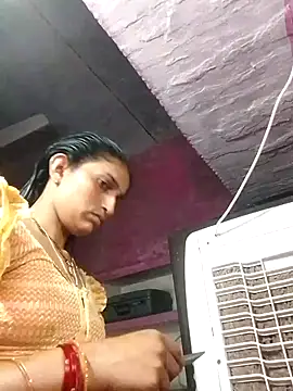 Snapshot of Pooja_shre chatting on 10/29/25, 04:44 Pooja shre online show from 10/29/25, 04:44