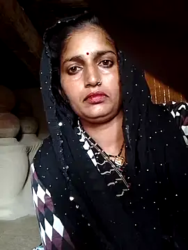 Snapshot of Pooja_shre chatting on 11/17/25, 03:10 Pooja shre online show from 11/17/25, 03:10