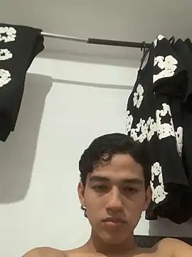 Snapshot of Alex_king17 chatting on 04/05/26, 06:42 Alex king17 online show from 04/05/26, 06:42