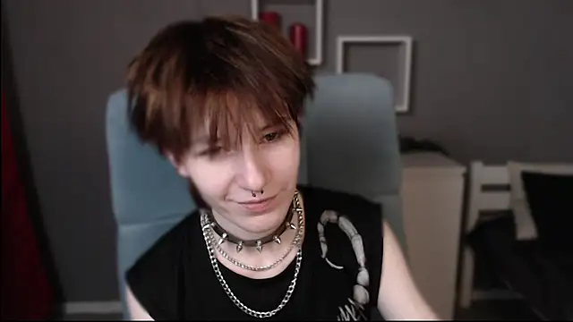 Snapshot of guitarandangell chatting on 11/12/25, 04:05 guitarandangell online show from 11/12/25, 04:05