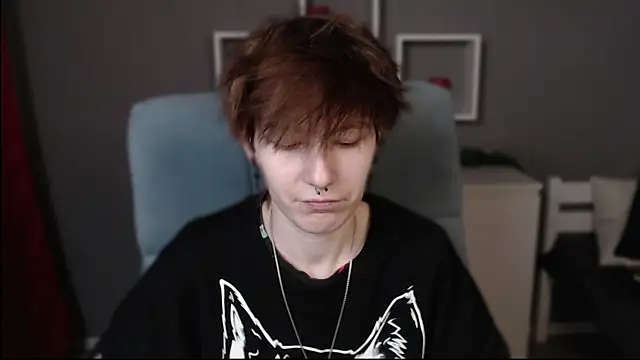 Snapshot of guitarandangell chatting on 11/18/25, 03:43 guitarandangell online show from 11/18/25, 03:43