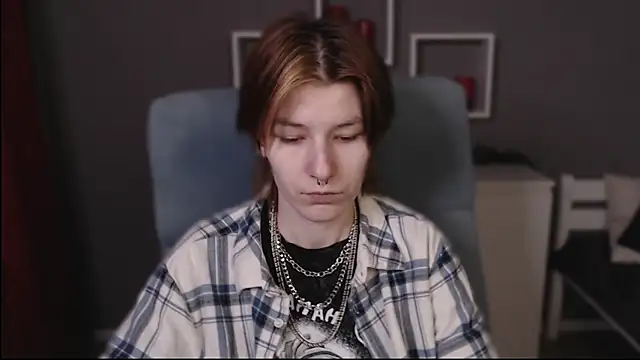 Snapshot of guitarandangell chatting on 01/12/26, 12:01 guitarandangell online show from 01/12/26, 12:01