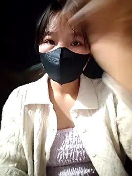 linh-miu99 online show from 12/18/25, 05:06