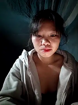 linh-miu99 online show from 12/14/25, 05:51