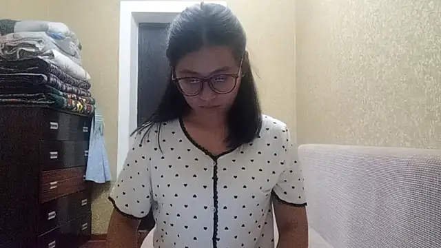 LinneaHyles online show from 11/17/25, 01:15