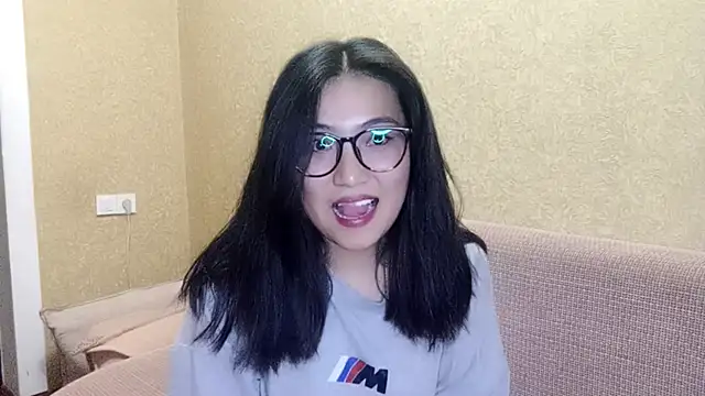 LinneaHyles online show from 11/28/25, 01:11