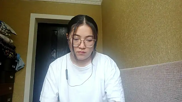 LinneaHyles online show from 11/10/25, 04:17