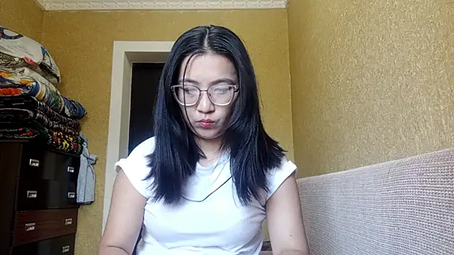 LinneaHyles online show from 11/06/25, 04:05