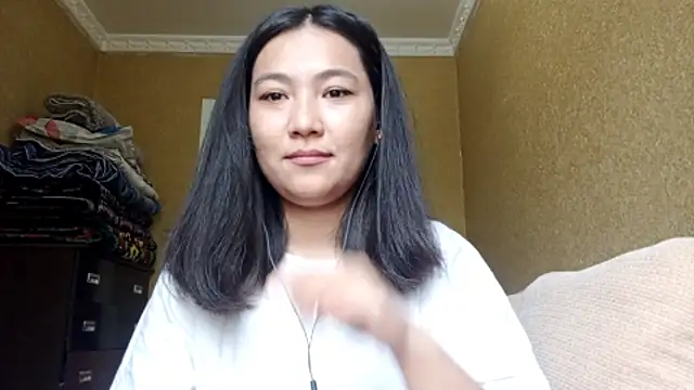 LinneaHyles online show from 10/28/25, 05:08