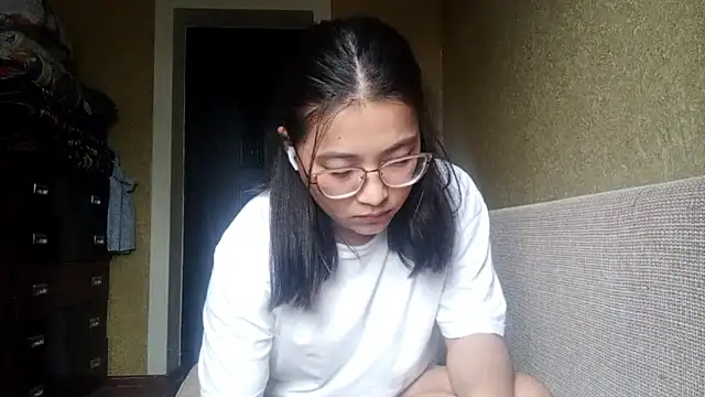 LinneaHyles online show from 11/05/25, 04:04