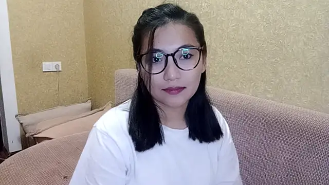 LinneaHyles online show from 12/01/25, 01:01