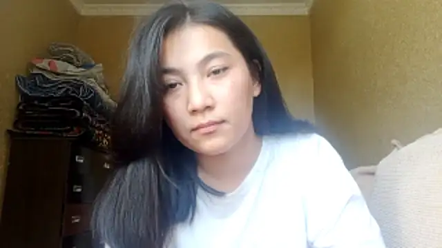 LinneaHyles online show from 10/29/25, 06:34