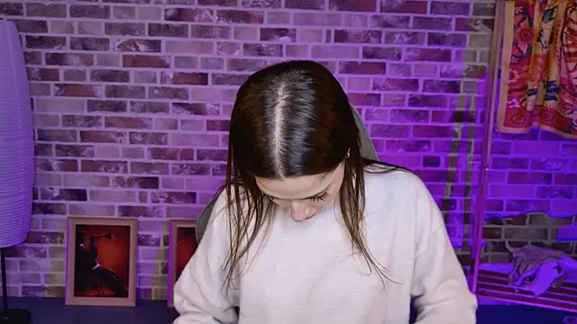 Snapshot of KiraVair chatting on 12/18/25, 12:09 KiraVair online show from 12/18/25, 12:09