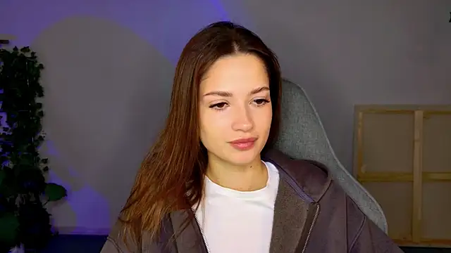 Snapshot of KiraVair chatting on 11/08/25, 09:35 KiraVair online show from 11/08/25, 09:35