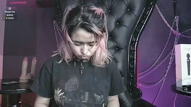 Snapshot of Navier__ chatting on 06/21/26, 04:51 Navier online show from 06/21/26, 04:51