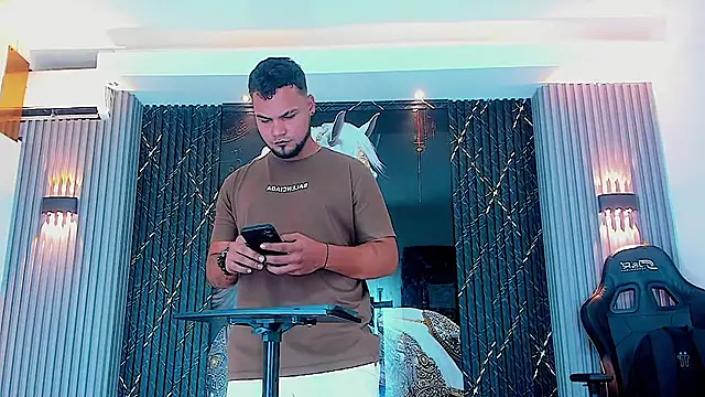 Snapshot of handsome_boys22 chatting on 10/29/25, 01:32 handsome boys22 online show from 10/29/25, 01:32