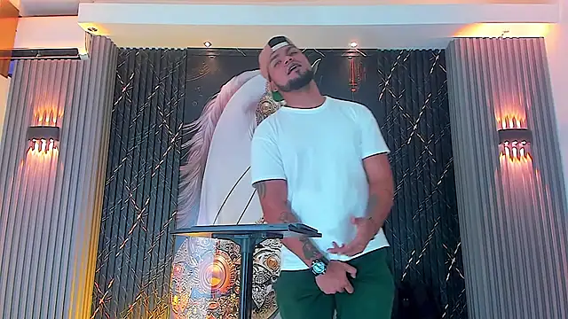 Snapshot of handsome_boys22 chatting on 10/24/25, 12:04 handsome boys22 online show from 10/24/25, 12:04