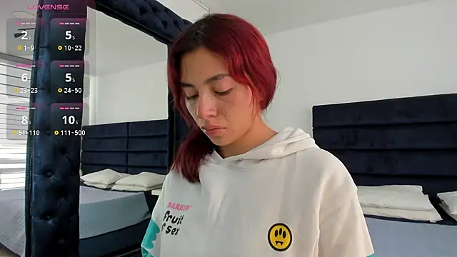 Snapshot of melanie_roux__ chatting on 02/04/26, 12:33 melanie roux online show from 02/04/26, 12:33