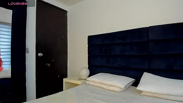 Snapshot of melanie_roux__ chatting on 12/20/25, 01:58 melanie roux online show from 12/20/25, 01:58