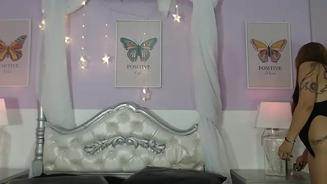 Snapshot of MiaCassel chatting on 10/23/25, 12:15 MiaCassel online show from 10/23/25, 12:15