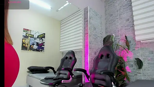 Snapshot of MiaCassel chatting on 11/23/25, 12:04 MiaCassel online show from 11/23/25, 12:04